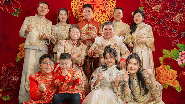 Bốn thế hệ cùng hiện diện trong một khung hình gia đình