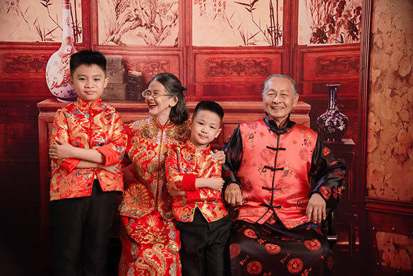 Ông bà cùng con cháu trong bộ ảnh mừng thọ gia đình