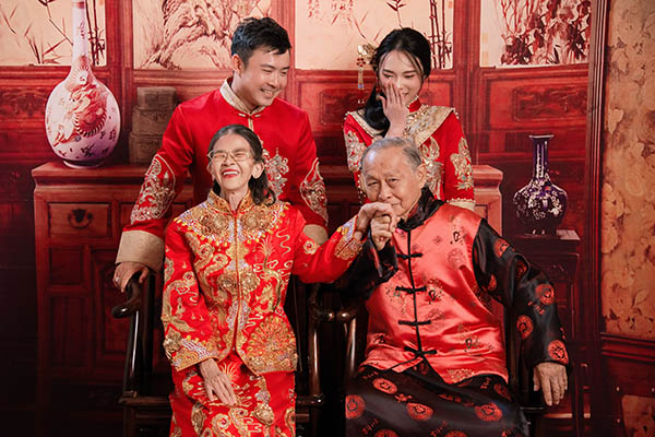Hình ảnh ông bà hoặc cha mẹ cùng con cháu trong dịp kỷ niệm ngày cưới