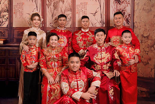 Ông bà, cha mẹ và con cháu tương tác tự nhiên trước ống kính