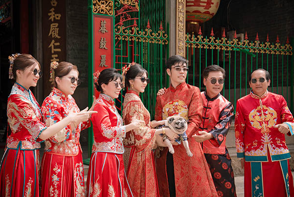 Ba thế hệ cùng tạo dáng trong không gian mang nét truyền thống Hoa