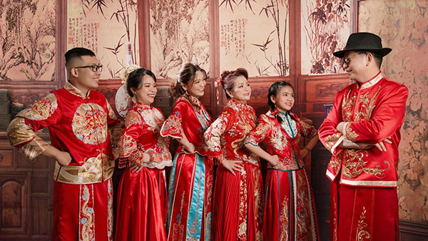 Khoảnh khắc các thành viên tương tác tự nhiên trong không gian studio