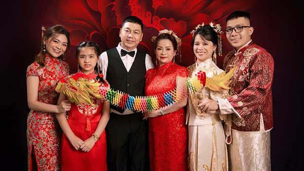 Gia đình tạo dáng đồng điệu với trang phục và màu sắc được phối hài hòa