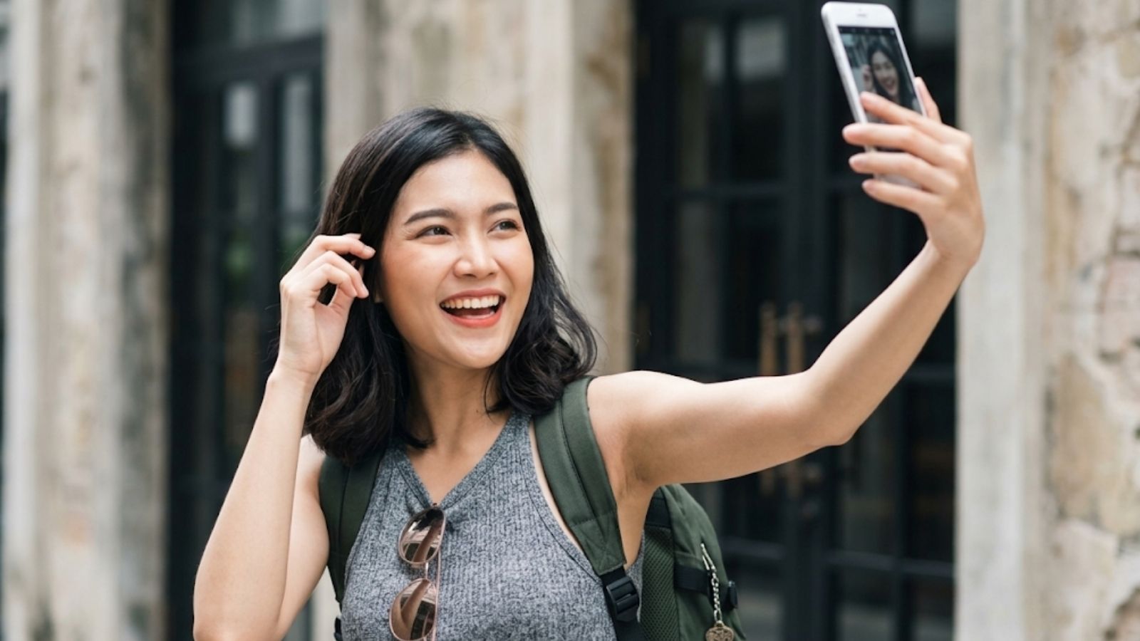 Tạo dáng và biểu cảm tự nhiên khi tự chụp chân dung