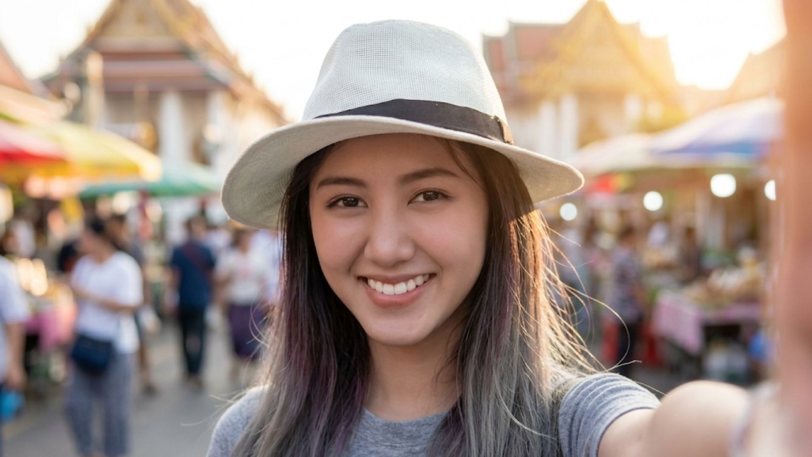 Tạo dáng tự nhiên với biểu cảm thoải mái trước camera